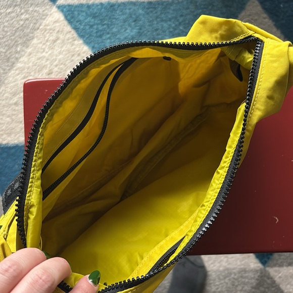 Yellow medium crescent Baggu crossbody bag - Picture 3 of 5